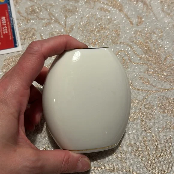 Chokin Style Cream Porcelain Bud Vase With 24K Gold Peacock Motif - Picture 6 of 6